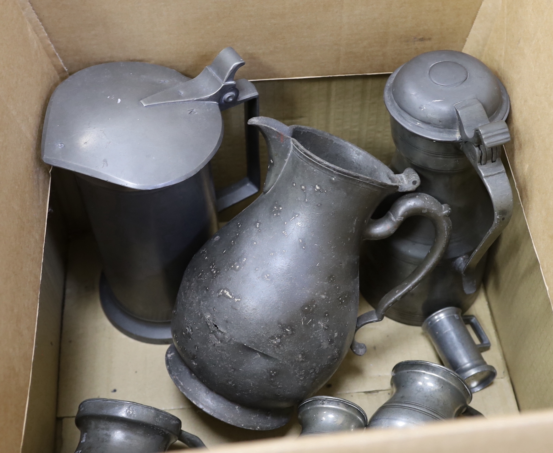 A quantity of pewter tankards and measures